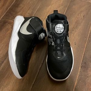 Nike Team hustle tennis shoes